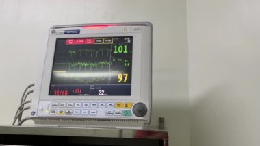 Hastanenin acil servisinde kalp atışı ve oksijen seviyesini gösteren tıbbi yaşam belirtileri monitörü..