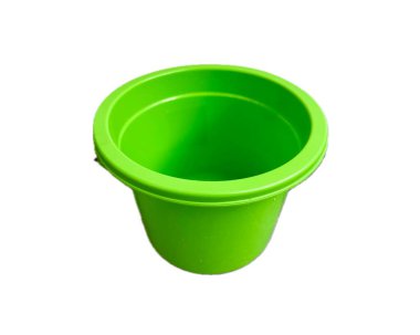 Beyaz arka planda izole edilmiş tek bir yeşil kova.