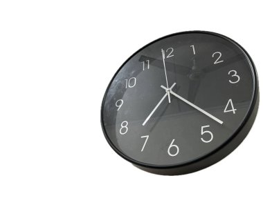 Beyaz arkaplanda izole edilmiş siyah duvar saatinin gerçekçi fotoğrafı veya resmi