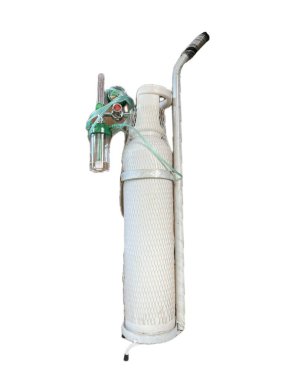 Portatif tıbbi 1 litre oksijen tankı, regülatör ve beyaz arka planda izole edilmiş burun tüpü.