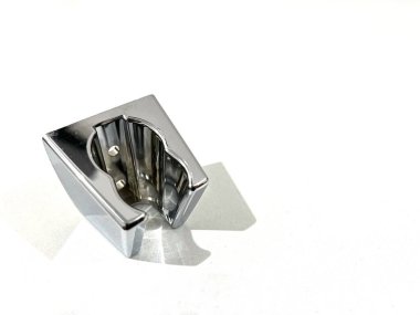 Parlak krom bidet el banyosu tutacağı beyaz arkaplanda izole edilmiş.