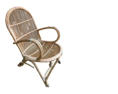 Beyaz arka planda izole edilmiş geleneksel Cava tasarımlı hasır sandelye.