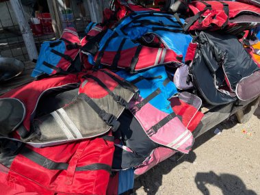 Denizde şnorkelle yüzen turistler için dağınık can yeleği yığını