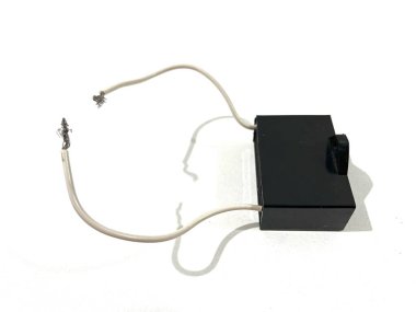 Elektrik su pompası veya fan motor başlatma kapasitörü beyaz arkaplanda izole edilmiş küp şekli ve kablo kablosu ile