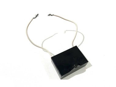 Elektrik su pompası veya fan motor başlatma kapasitörü beyaz arkaplanda izole edilmiş küp şekli ve kablo kablosu ile