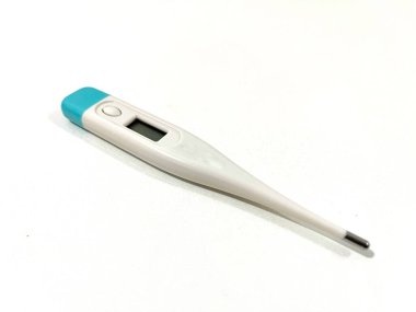 Beyaz üzerinde izole edilmiş vücut sıcaklığını gösteren ekranı olan modern elektronik termometre. Ateş tanısı ve sağlık hizmeti kavramı