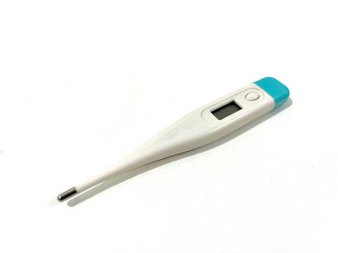 Beyaz üzerinde izole edilmiş vücut sıcaklığını gösteren ekranı olan modern elektronik termometre. Ateş tanısı ve sağlık hizmeti kavramı
