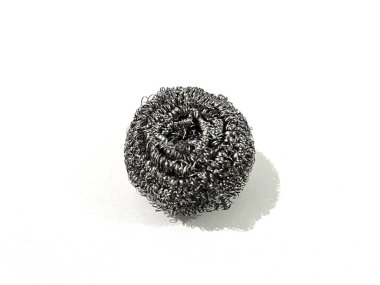 Beyaz arka planda izole edilmiş bulaşıkları yıkamak ve fırçalamak için parlak paslanmaz çelik sünger.