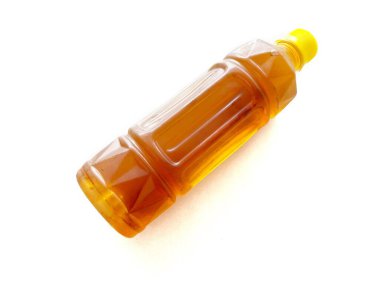 Beyaz arka planda izole edilmiş plastik bir şişede buzlu soğuk çay içeceği.