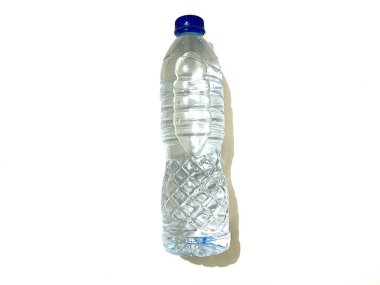 Beyaz arka planda izole edilmiş plastik bir şişedeki maden suyu.
