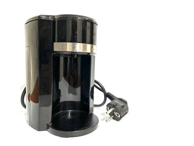Beyaz arka planda izole edilmiş ev kullanımı için damlalık filtresi olan modern ve basit kahve makinesi.