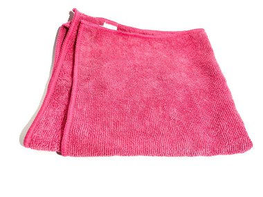 Tek katlanmış havlu kumaşı, banyo için pembe renk ve beyaz arka planda izole edilmiş duş.