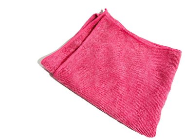 Tek katlanmış havlu kumaşı, banyo için pembe renk ve beyaz arka planda izole edilmiş duş.