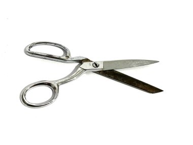Metalden yapılmış tek bir terzi kumaşı makasıyla beyaz arka planda izole edilmiş dikiş dikiliyor.