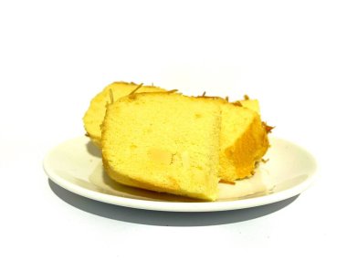 Beyaz arka planda izole edilmiş bir tabak yumuşak peynirli sünger keki.