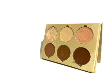 Beyaz arkaplanda izole edilmiş makyaj için konturlama ve vurgulama kremi renk paleti kümesi