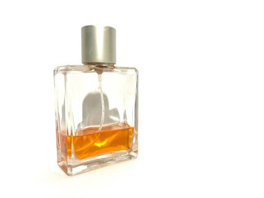 Tek bir küp şeklindeki lüks parfüm şişesi sprey pompası ve beyaz arka planda izole edilmiş turuncu sıvı.