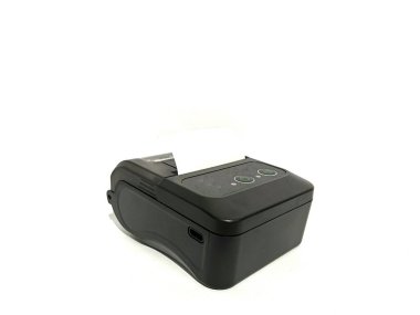 Yazdırma etiketleri için şarj portu, güç düğmesi ve kağıt rulosu olan mini kablosuz taşınabilir termal yazıcı ve beyaz arkaplanda izole edilmiş makbuz