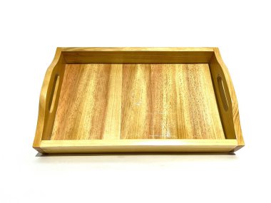 İki tarafı da beyaz arka planda izole edilmiş boş bir tahta tepsi.