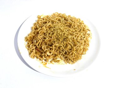 Beyaz arka planda bir tabak kızarmış erişte ya da Endonezyalı Mie Goreng.