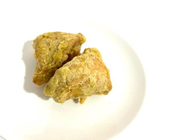 Endonezya 'nın geleneksel atıştırmalığı Tahu Bakso. Beyaz arka planda izole edilmiş et karışımıyla doldurulmuş bol yağda kızartılmış tofu.