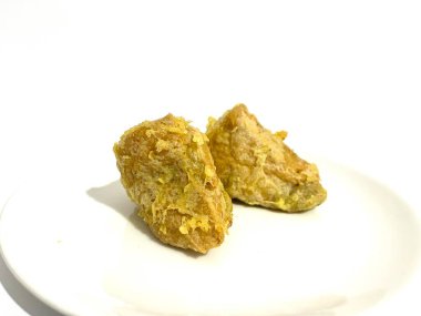 Endonezya 'nın geleneksel atıştırmalığı Tahu Bakso. Beyaz arka planda izole edilmiş et karışımıyla doldurulmuş bol yağda kızartılmış tofu.