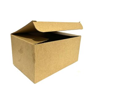 Beyaz arka planda izole nakliye ekipmanları için açık kapaklı kahverengi ve kare boş karton kutu