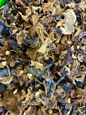 Kurumuş Muer mantarlarının arka planı ve dokusu. Bulut kulağı, siyah mantar, jöle mantarı olarak da bilinir.