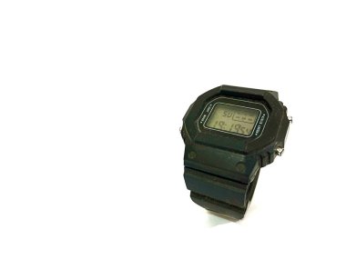 Tek bir özelliksiz eski ve siyah plastik kayışı beyaz arka planda izole edilmiş klasik dijital saat.