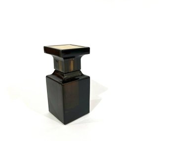 Şatafatlı ve zarif bir parfüm şişesi. Beyaz arka planda koyu kahverengi renkli camdan yapılmış.