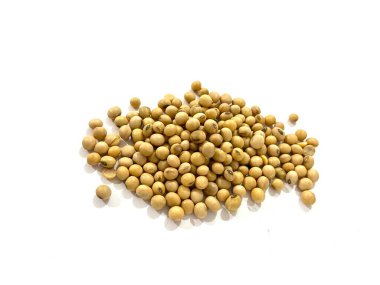 Beyaz arka planda izole edilmiş taze ve taze soya fasulyesi yığını.