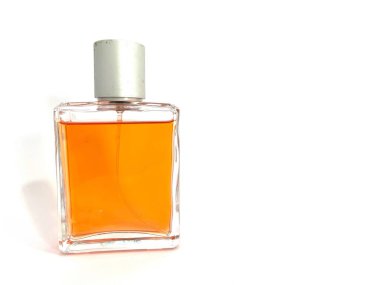 Beyaz arka planda izole edilmiş turuncu sıvı ve gümüş kapaklı cam parfüm şişesi. Kozmetik, güzellik veya kokuya bağlı tasarım ve reklam kullanımı için zarif bir koku kapsülü.
