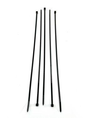 Beyaz arka planda izole edilmiş siyah kablo. Kablo, elektronik ve aletleri düzenlemek için dayanıklı ve esnek kablo bağları. Ev, ofis veya endüstriyel kullanım için gerekli.