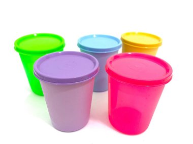 Farklı renklerde kapaklı beş renkli plastik bardak seti. Mutfak deposu ya da çocuklar için ideal. Beyaz arkaplanda izole
