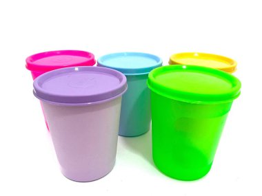 Farklı renklerde kapaklı beş renkli plastik bardak seti. Mutfak deposu ya da çocuklar için ideal. Beyaz arkaplanda izole