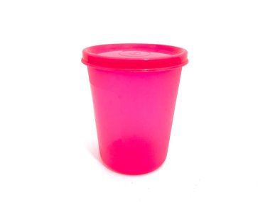Kapaklı pembe plastik bardak, içecekleri ya da küçük şeyleri saklamak için mükemmel. Günlük kullanım için basit tasarım. Beyaz arkaplanda izole