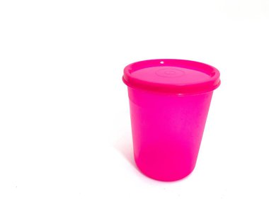 Kapaklı pembe plastik bardak, içecekleri ya da küçük şeyleri saklamak için mükemmel. Günlük kullanım için basit tasarım. Beyaz arkaplanda izole
