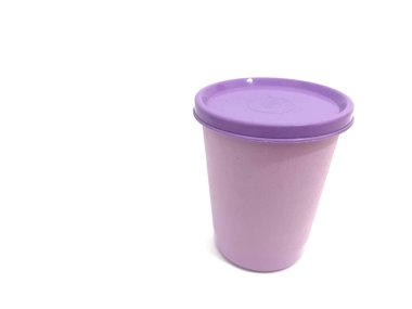 Kapaklı mor plastik bardak, genellikle içecekler için kullanılır. Basit ve pratik tasarım. Beyaz arkaplanda izole