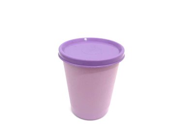 Kapaklı mor plastik bardak, genellikle içecekler için kullanılır. Basit ve pratik tasarım. Beyaz arkaplanda izole