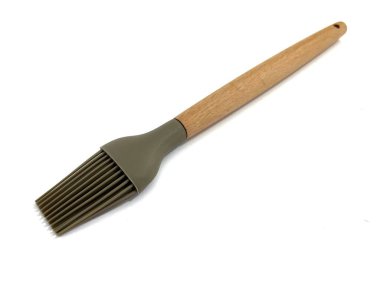 Silikon mutfak fırçası ahşap saplı, pişirmek ve ızgara yapmak için ideal. Dayanıklı ve ısıya dayanıklı. Beyaz arkaplanda izole.