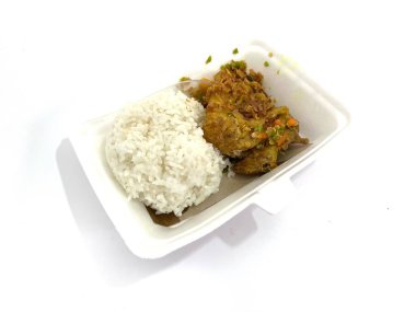 Endonezya Ayam Geprek 'i yemek kabında pilav ile servis ediliyor. Baharatlı ve acılı kızarmış tavuk. Geleneksel sokak yemekleri. Beyaz arkaplanda izole.