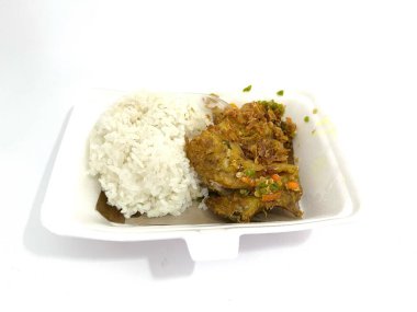 Endonezya Ayam Geprek 'i yemek kabında pilav ile servis ediliyor. Baharatlı ve acılı kızarmış tavuk. Geleneksel sokak yemekleri. Beyaz arkaplanda izole.
