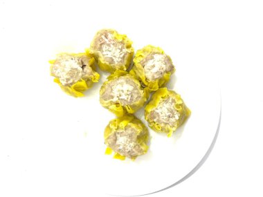 Geleneksel buharda pişirilmiş Siomay köftesi kıymalı, popüler bir Asya Dim Sum çerezi. Beyaz arkaplanda izole.