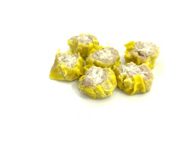 Geleneksel buharda pişirilmiş Siomay köftesi kıymalı, popüler bir Asya Dim Sum çerezi. Beyaz arkaplanda izole.
