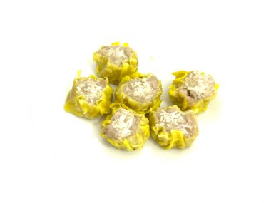 Geleneksel buharda pişirilmiş Siomay köftesi kıymalı, popüler bir Asya Dim Sum çerezi. Beyaz arkaplanda izole.