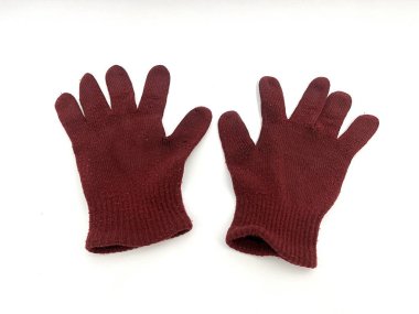 Kış veya soğuk hava koruması için bir çift kırmızı örgü eldiven. Rahat ve esnek kumaş tasarımı. Uniseks ve gündelik tarz. Beyaz arkaplanda izole.