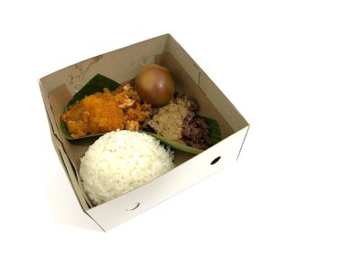 Endonezya 'nın geleneksel pirinç kutusu yemeği Nasi Gudeg, yumurta, karabuğday güveci, Krecek ve pilav. Otantik Cava yemekleri. Beyaz arkaplanda izole.