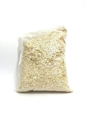 Plastik rulo yulaf paketi. Satılık ya da depolanmaya hazır. Kahvaltı ya da pişirme için doğal sağlıklı gıda ürünü. Beyaz arkaplanda izole.