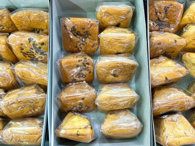 Geleneksel Endonezya mavi ekmeği, çikolata parçacıkları, temiz plastik ambalajla paketlenmiş. Yumuşak bir doku, tatlı bir tat. Üst manzara, yemek stokları için mükemmel.