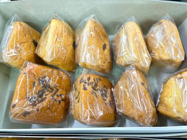 Geleneksel Endonezya mavi ekmeği, çikolata parçacıkları, temiz plastik ambalajla paketlenmiş. Yumuşak bir doku, tatlı bir tat. Üst manzara, yemek stokları için mükemmel.